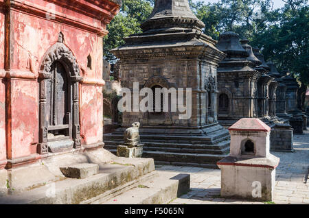Petits autels dans les collines au-dessus du temple de Pashupatinath Banque D'Images
