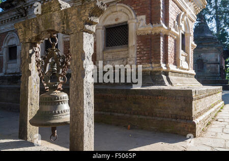 Petits autels dans les collines au-dessus du temple de Pashupatinath Banque D'Images