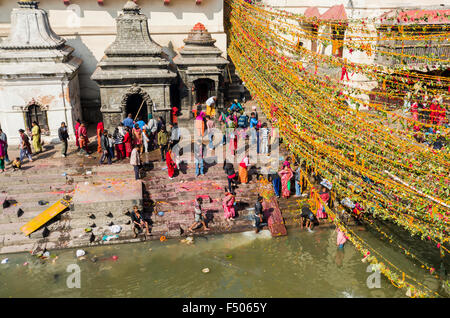 Les décorations du hari bodari akdshi fair au burning ghats près de temple de Pashupatinath Banque D'Images