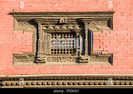 Fenêtre en bois joliment sculpté d'un temple à durbar square. Banque D'Images