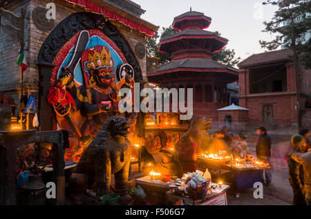 New World bhairav, la deiti de la tribu newar, à durbar square at night Banque D'Images