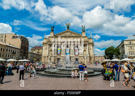 LVIV, UKRAINE - le 29 juin : Solomiya Krushelnytska State Academic Opera and Ballet Theatre (1897 - 1900) Le 29 juin 2013, Lviv, UK Banque D'Images