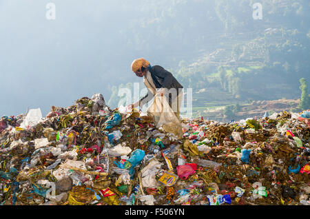 Le tri des déchets en femme aletar dépotoir, qui gagne 400 roupies népalaises par jour Banque D'Images