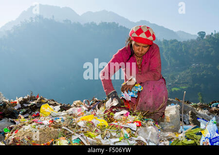 Le tri des déchets en femme aletar dépotoir, qui gagne 400 roupies népalaises par jour Banque D'Images