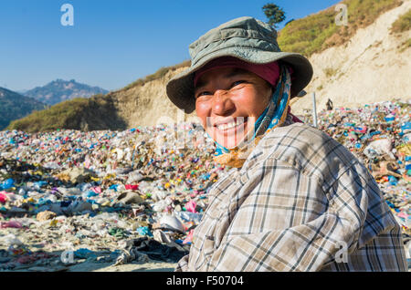 Portrait d'une femme faire le tri des déchets en décharge d'aletar Banque D'Images