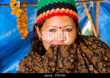 Portrait d'une jeune femme newari, en partie se cacher son visage Banque D'Images