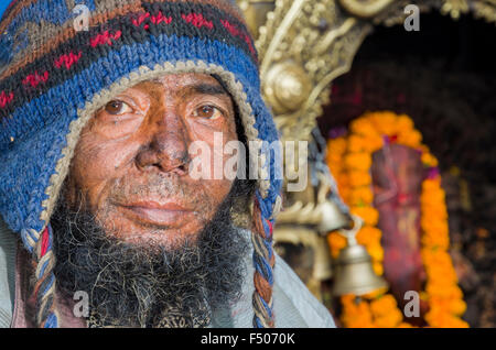 Portrait d'un homme avec chapeau, petit sanctuaire dans le dos Banque D'Images