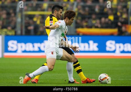 Dortmund, Allemagne. 25 octobre, 2015. Dortmund Ilkay Guendogan's (l) et Augsbourg'S Koo Ja-Cheol en concurrence pour le ballon pendant le match de la Bundesliga allemande entre Borussia Dortmund et FC Augsburg au Signal Iduna Park de Dortmund, Allemagne, 25 octobre 2015. PHOTO : BERND THISSEN/DPA (EMBARGO SUR LES CONDITIONS - ATTENTION - En raison de la lignes directrices d'accréditation, le LDF n'autorise la publication et l'utilisation de jusqu'à 15 photos par correspondance sur internet et dans les médias en ligne pendant le match) © dpa/Alamy Live News Banque D'Images