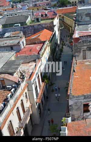 Vue aérienne de personnes marchant dans une rue de la ville dans la vieille Havane Cuba Banque D'Images