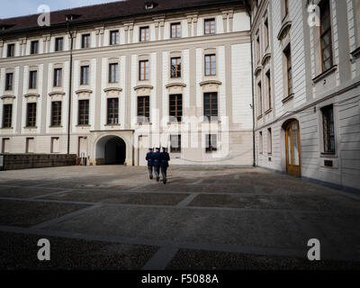 Le château de Prague la relève de la garde Banque D'Images