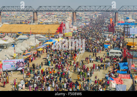 Flux sans fin de personnes arrivant à kumbha mela ground Banque D'Images