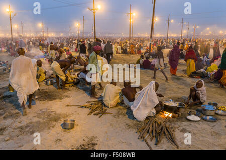 Des millions de personnes au sol, assis kumbha mela et dormir à même le sol Banque D'Images