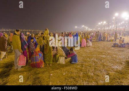 Des millions de personnes au sol, assis kumbha mela et dormir à même le sol Banque D'Images