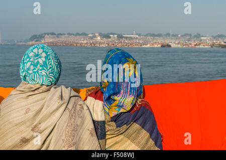 2 femmes à la recherche de l'autre côté de la rivière ganges à la foule du sangam, le confluent des fleuves Ganges, yamuna et saraswati, à kum Banque D'Images