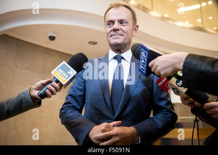 Donald Tusk, le président du Conseil européen, et ancien Premier ministre polonais, les votes de représentation permanente de la Pologne à l'UE à Bruxelles, Belgique Le 25.10.2015 Pologne détient aujourd'hui des élections parlementaires par Wiktor Dabkowski Banque D'Images