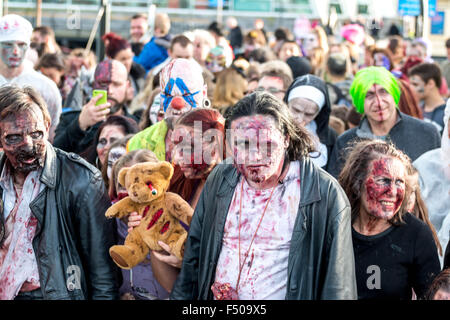 Southend on Sea, Essex, Royaume-Uni. 25 octobre 15. Célébrations de l'Halloween se déroule à Southend on sea avec le rapport annuel de Southend pier Zombie Walk. Crédit : Darren Attersley/Alamy Live News Banque D'Images