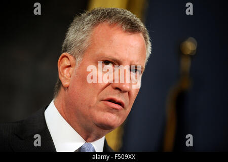 Maire de la ville de New York, Bill De Blasio parle lors d'une conférence de presse dans la salle bleue de la mairie de la ville de New York le 23 octobre octobre 2015. Banque D'Images