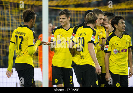 Dortmund (l-r) Pierre-Emerick Aubameyang célèbre son but avec Julian Weigl, Adrian Ramos, Marcel Schmelzer, Ilkay Guendogan Matthias Ginter, et Shinji Kagawa à 5:1 au cours de la Bundesliga match de football entre Borussia Dortmund et FC Augsburg au Signal Iduna Park de Dortmund, Allemagne, 25 octobre 2015. PHOTO : BERND THISSEN/DPA (EMBARGO SUR LES CONDITIONS - ATTENTION - En raison de la lignes directrices d'accréditation, le LDF n'autorise la publication et l'utilisation de jusqu'à 15 photos par correspondance sur internet et dans les médias en ligne pendant le match) Banque D'Images