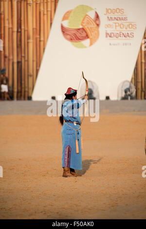 Palmas, Tocantins, Brésil l'État. 24 Oct, 2015. Une femme autochtone mongole archer démontre sa technique de tir à l'ARC à l'International Indigenous Games, dans la ville de Palmas, Tocantins, Brésil l'État. Crédit Photo : Sue Cunningham/Photographique Alamy Live News Banque D'Images