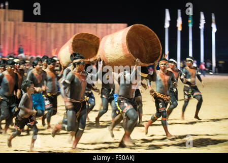 Palmas, Tocantins, Brésil l'État. 24 Oct, 2015. Guerriers Xerente participer à la course sur le journal des Jeux autochtones de l'International, dans la ville de Palmas, Tocantins, Brésil l'État. Crédit Photo : Sue Cunningham/Photographique Alamy Live News Banque D'Images