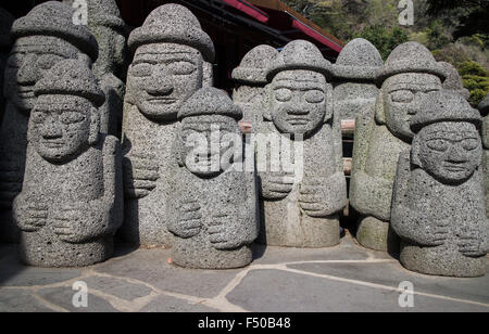 Korean statues de pierre sur l'Ile de Jeju de dol, hareubang traditionnelles de protection et la fertilité des dieux Banque D'Images