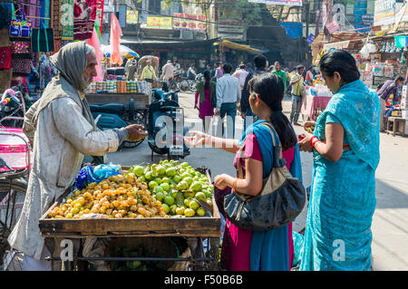 Streetvendor la vente de légumes à partir d'un panier Banque D'Images