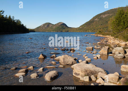 Une vue de l'étang de la Jordanie vers la montagne de bulles, Mount Desert Island, l'Acadia National Park, Maine USA Banque D'Images