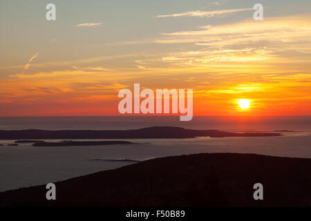 Lever du soleil sur l'Océan Atlantique vu de Cadillac Mountain, l'Acadia National Park, Maine USA Banque D'Images