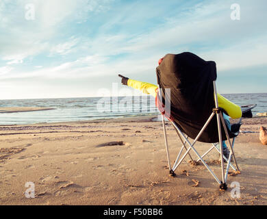 Woman sitting on beach Banque D'Images