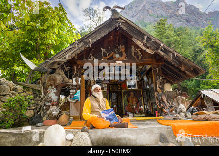 Swami sundaranand, un célèbre sadhu, yogi et photographe, est assis en face de sa maison et d'afficher son livre Banque D'Images