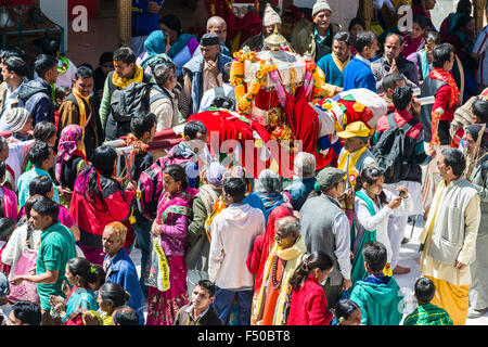 Les pèlerins portent leurs divinités locales à gangotri temple pour célébrer ganga dusshera Banque D'Images