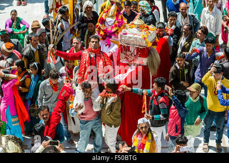 Les pèlerins portent leurs divinités locales à gangotri temple pour célébrer ganga dusshera Banque D'Images