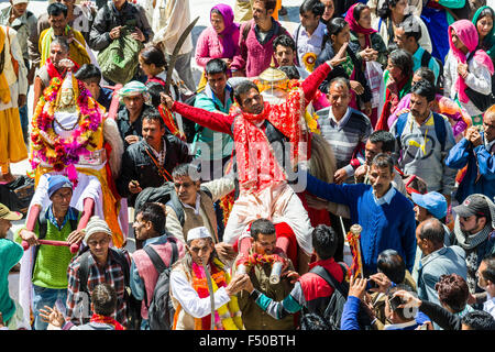 Les pèlerins portent leurs divinités locales à gangotri temple pour célébrer ganga dusshera Banque D'Images