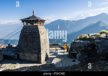 Tungnath temple est entouré de vieilles maisons et situé à une altitude de 4000 mètres dans garwhal himal, sur une montagne dans Banque D'Images