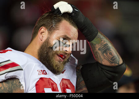 24 octobre 2015 : Ohio State Buckeyes offensive ligne Taylor Decker (68) cherche sur pendant le jeu entre l'Ohio State Buckeyes et Rutgers Scarlet Knights à Highpoint Solutions Stadium à New Brunswick (New Jersey), l'Ohio State Buckeyes vaincre le Rutgers Scarlet Knights 49-7. Crédit obligatoire : Kostas Lymperopoulos/CSM, Banque D'Images