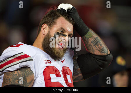 24 octobre 2015 : Ohio State Buckeyes offensive ligne Taylor Decker (68) cherche sur pendant le jeu entre l'Ohio State Buckeyes et Rutgers Scarlet Knights à Highpoint Solutions Stadium à New Brunswick (New Jersey), l'Ohio State Buckeyes vaincre le Rutgers Scarlet Knights 49-7. Crédit obligatoire : Kostas Lymperopoulos/CSM, Banque D'Images