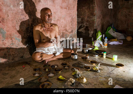 Un vieil homme est l'exécution d'une pooja, une cérémonie religieuse, à dev prayag, le confluent des rivières et bhaghirati alakananda, Banque D'Images