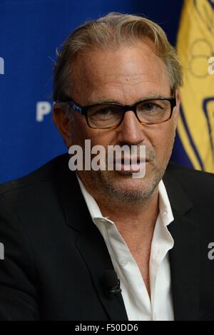 Washington, District de Columbia, Etats-Unis. 23 Oct, 2015. 10/23/15 - Le National Press Club- Washington DC.acteur primé Kevin Costner avec le co-auteurs Jon Baird et Rick Ross discuter de leur nouveau livre ''Les Explorateurs Guild''.Costner et Baird co-écrit le livre et Ross a créé les dessins et graphiques.Costner parle de son nouveau projet. Photos par : ImageCatcher - News. © Christy Bowe/Globe Photos/ZUMA/Alamy Fil Live News Banque D'Images