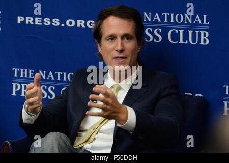 Washington, District de Columbia, Etats-Unis. 23 Oct, 2015. 10/23/15 - Le National Press Club- Washington DC.acteur primé Kevin Costner avec le co-auteurs Jon Baird et Rick Ross discuter de leur nouveau livre ''Les Explorateurs Guild''.Costner et Baird co-écrit le livre et Ross a créé les dessins et graphiques. Baird parle du projet. Photos par : ImageCatcher - News. © Christy Bowe/Globe Photos/ZUMA/Alamy Fil Live News Banque D'Images