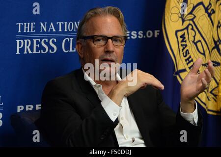 Washington, District de Columbia, Etats-Unis. 23 Oct, 2015. 10/23/15 - Le National Press Club- Washington DC.acteur primé Kevin Costner avec le co-auteurs Jon Baird et Rick Ross discuter de leur nouveau livre ''Les Explorateurs Guild''.Costner et Baird co-écrit le livre et Ross a créé les dessins et graphiques. Photos par : ImageCatcher - News. © Christy Bowe/Globe Photos/ZUMA/Alamy Fil Live News Banque D'Images