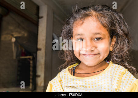 Le portrait d'une jeune fille dans une chemise jaune Banque D'Images