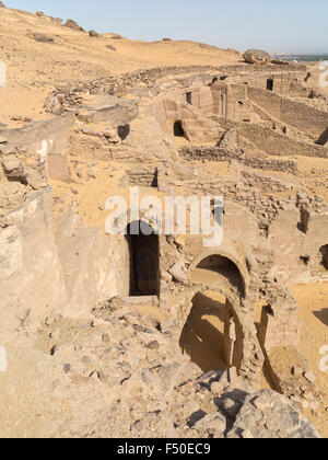 Avis de tombeau de nobles de la tombe de l'éolienne, le sanctuaire musulman en dôme, Aswan, Égypte Banque D'Images