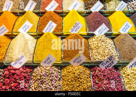 Les épices au marché aux épices à Istanbul Banque D'Images