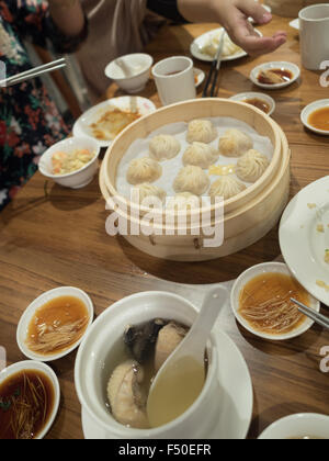 Boulettes soupe à l'entrée Din Tai Feng à Taiwan Banque D'Images