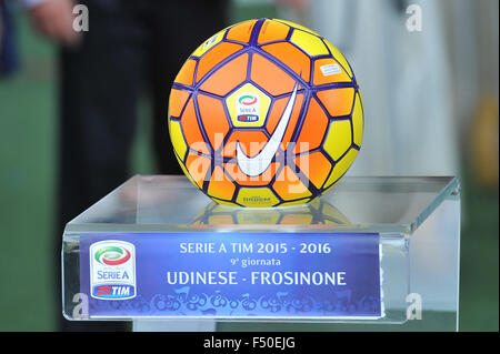 Udine, Italie. 25 octobre, 2015. La nouvelle chaussure Nike Ordem 3 boules hiver officiel Hi-Vis italienne de football de série A avant la Serie A italienne TIM match de football entre l'Udinese Calcio et Frosinone au stade du Frioul le 25 octobre 2015. Credit : Simone Ferraro/Alamy Live News Banque D'Images