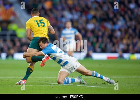 Le stade de Twickenham, London, UK. 25 octobre, 2015. Demi-finale de la Coupe du Monde de Rugby. L'Argentine contre l'Australie. Centre de l'Argentine, Juan Martin Hernandez s'attaque à l'Australie fullback Israël Folau. Credit : Action Plus Sport/Alamy Live News Banque D'Images