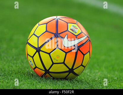 Udine, Italie. 25 octobre, 2015. La nouvelle chaussure Nike Ordem 3 boules hiver officiel Hi-Vis italienne de football de série A avant la Serie A italienne TIM match de football entre l'Udinese Calcio et Frosinone au stade du Frioul le 25 octobre 2015. Credit : Simone Ferraro/Alamy Live News Banque D'Images