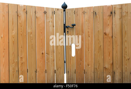 Porte en bois avec poignée de fer sur un fond blanc Banque D'Images