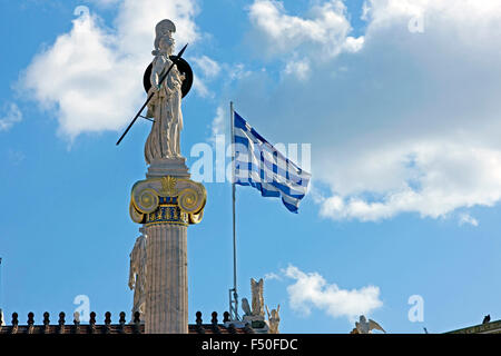 Vue de côté de la statue de la déesse grecque Athéna / Pallas Athéna contre blue cloudy ciel ensoleillé. Athens, GR Banque D'Images