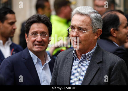 Bogota, Colombie. 25 octobre, 2015. L'ancien Président colombien Alvaro Uribe (R) et candidat à la mairie de Bogota Francisco Santos arrivent à un bureau de scrutin pour voter pendant les élections régionales à Bogota, Colombie, le 25 octobre 2015. Les élections régionales qui se déroulent le dimanche où les citoyens d'élire les gouverneurs, députés de l'assemblées départementales, les maires et les conseillers municipaux de l'administration locale. Credit : Jhon Paz/Xinhua/Alamy Live News Banque D'Images